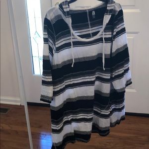 Hooded knit 3/4 sleeves with black and white strip